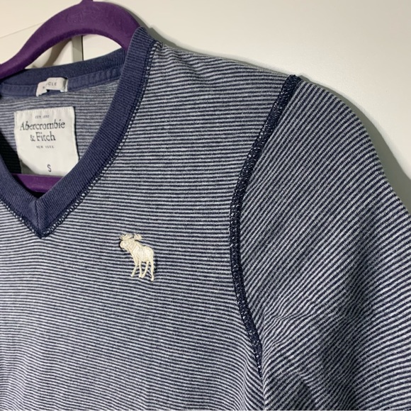 Abercrombie & Fitch Muscle Fit V-Neck Striped Shirt - Picture 4 of 15